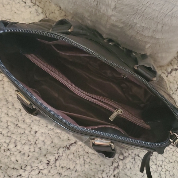 Black 4 Piece Crocodile Pattern Purse Set - Picture 4 of 8